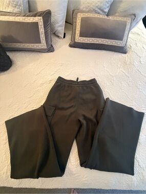 ALO Yoga Wide-Leg Pants in Olive Green